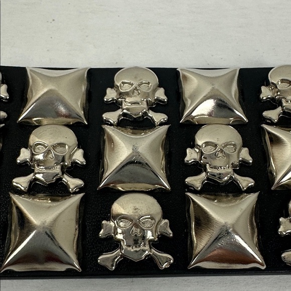 Hot Topic Skulls & Crossbones Three Row Pyramid Stud Belt Sz S main image 5